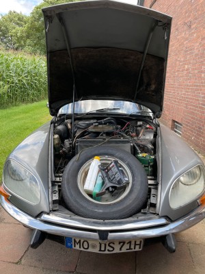 Citroen DS Motorraum (1).jpeg