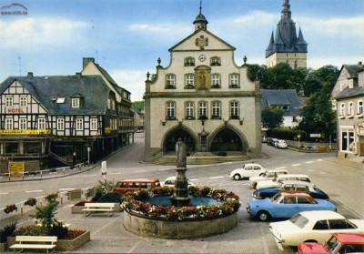 brilon-rathaus-marktplatz-um-1970.jpg