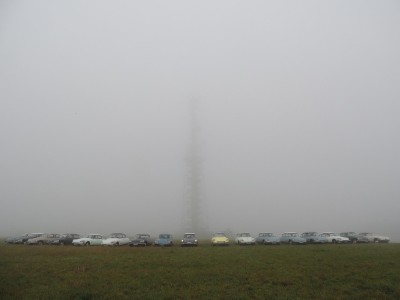 Eiffelturm auf wilder Wiese.jpg